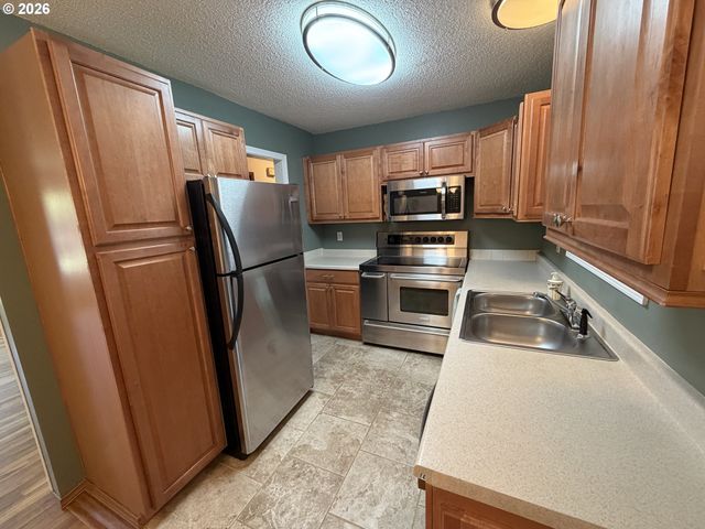 12560 Se MAIN St, Portland, OR 97233