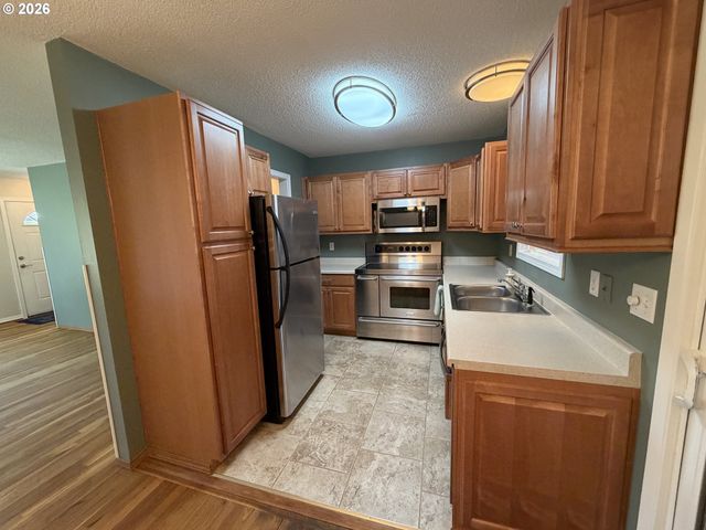 12560 Se MAIN St, Portland, OR 97233