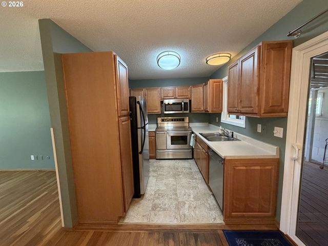 12560 Se MAIN St, Portland, OR 97233
