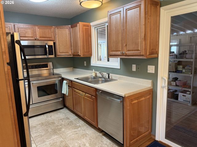 12560 Se MAIN St, Portland, OR 97233