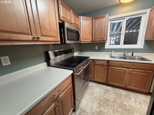 12560 Se MAIN St, Portland, OR 97233