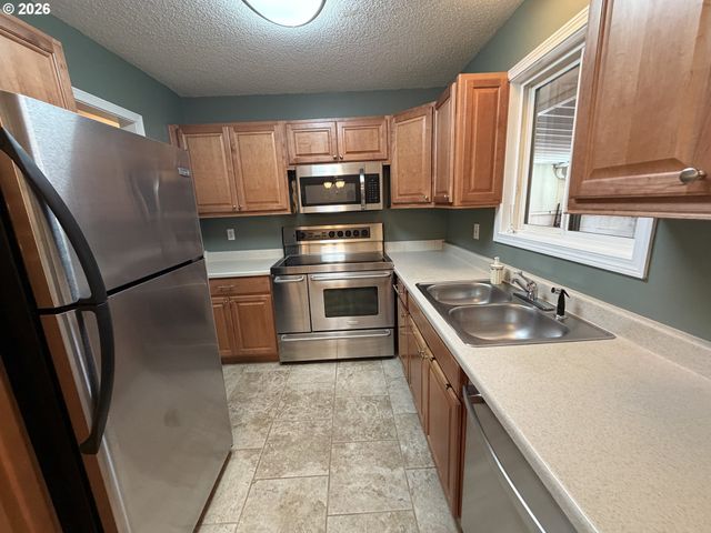 12560 Se MAIN St, Portland, OR 97233