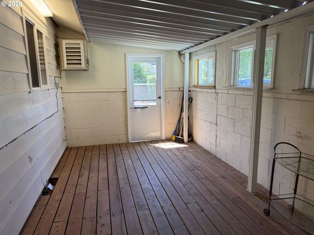 12560 Se MAIN St, Portland, OR 97233