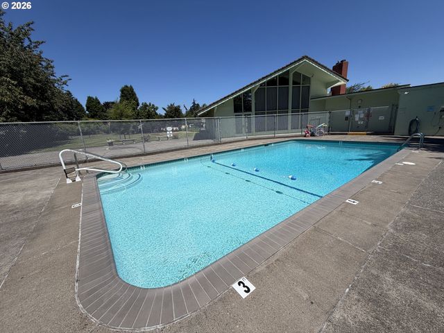 12560 Se MAIN St, Portland, OR 97233