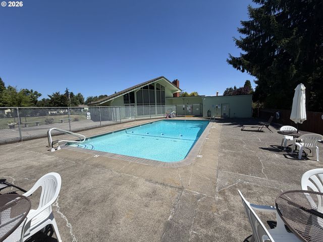 12560 Se MAIN St, Portland, OR 97233