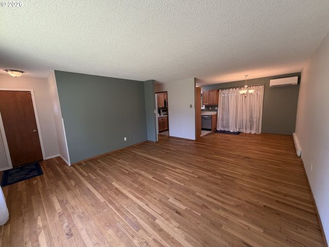 12560 Se MAIN St, Portland, OR 97233