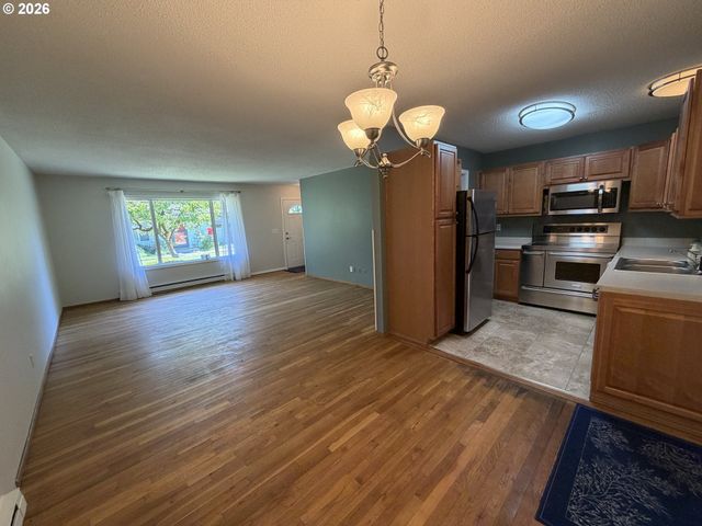 12560 Se MAIN St, Portland, OR 97233
