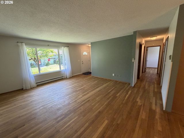 12560 Se MAIN St, Portland, OR 97233