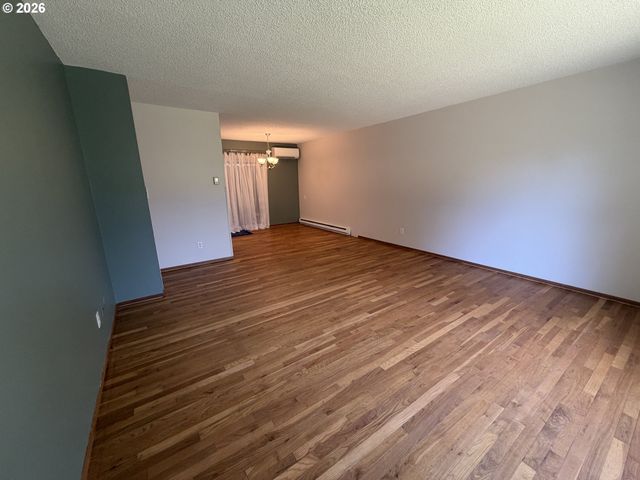 12560 Se MAIN St, Portland, OR 97233