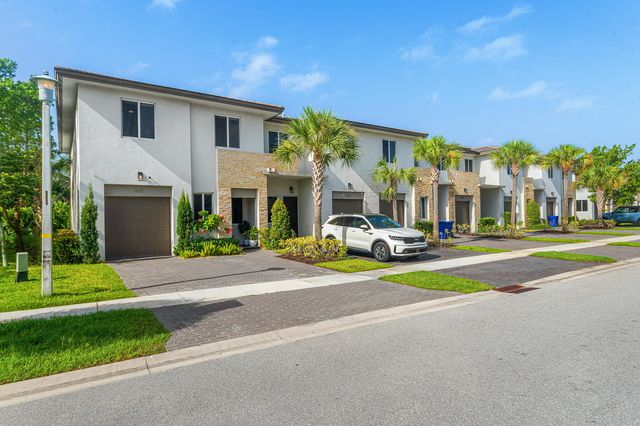 610 Pioneer Way, Royal Palm Beach, FL 33411