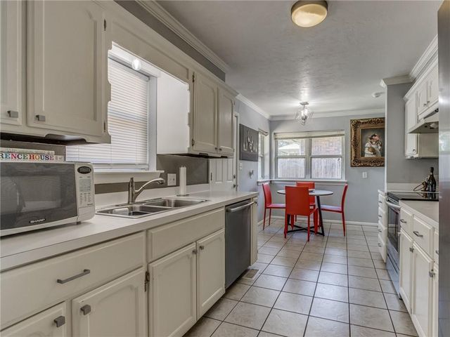 10833 N Utica Drive, The Village, OK 73120