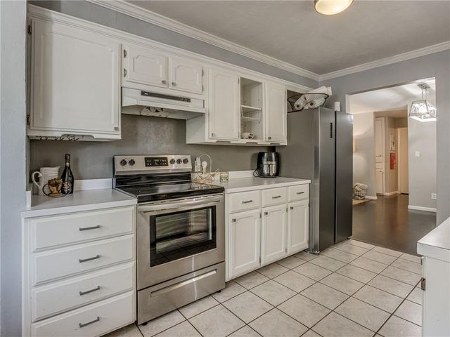 10833 N Utica Drive, The Village, OK 73120