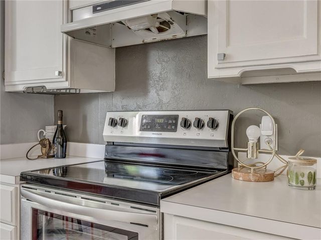10833 N Utica Drive, The Village, OK 73120