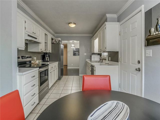 10833 N Utica Drive, The Village, OK 73120