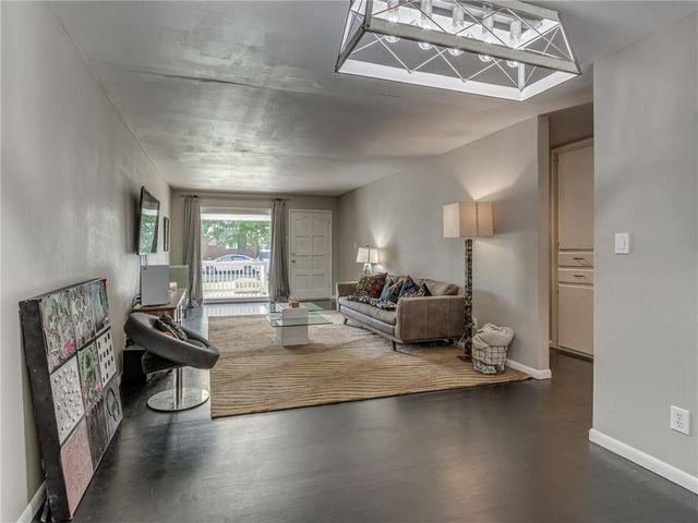 10833 N Utica Drive, The Village, OK 73120