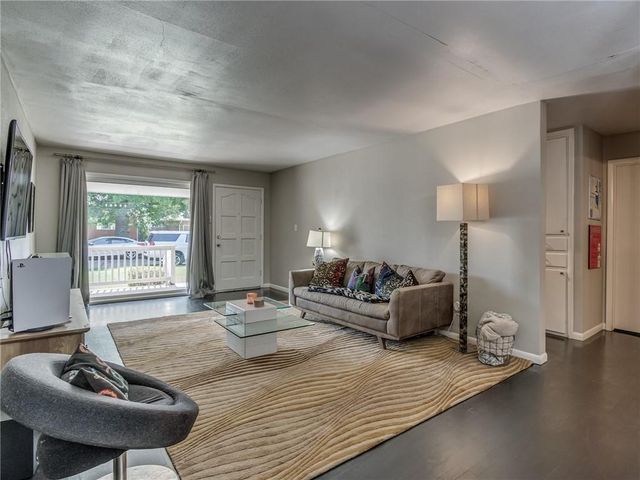 10833 N Utica Drive, The Village, OK 73120
