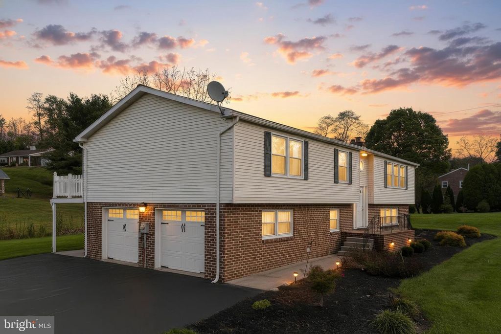 2525 SPRINGWOOD RD, York, PA 17402