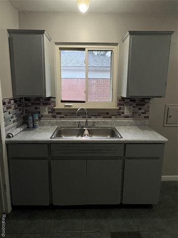 25699 Pennie Street, Dearborn Heights, MI 48125