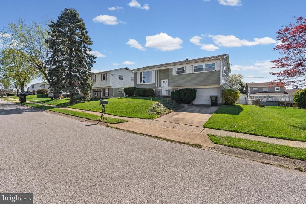 982 MARBROOK LN, York, PA 17404
