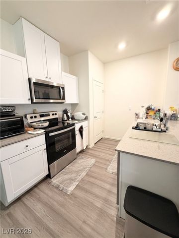 492 Waterfall Cove Court, Henderson, NV 89002