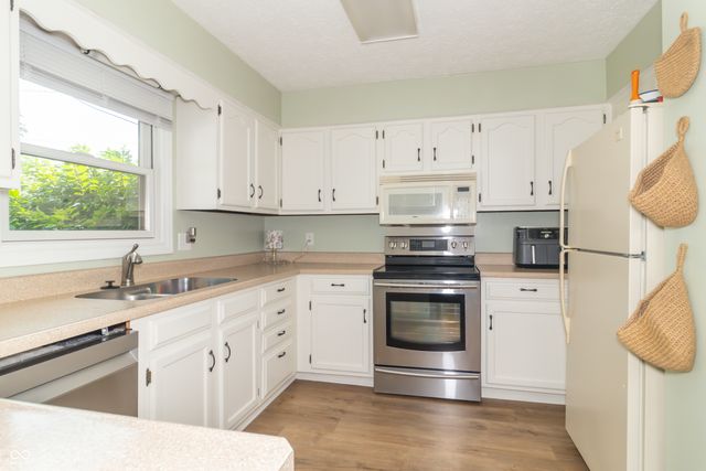 204 Creek Wood Drive, Greenfield, IN 46140