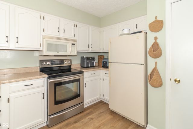 204 Creek Wood Drive, Greenfield, IN 46140