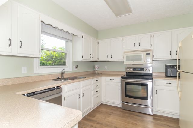 204 Creek Wood Drive, Greenfield, IN 46140