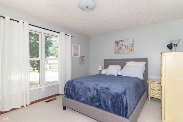 204 Creek Wood Drive, Greenfield, IN 46140