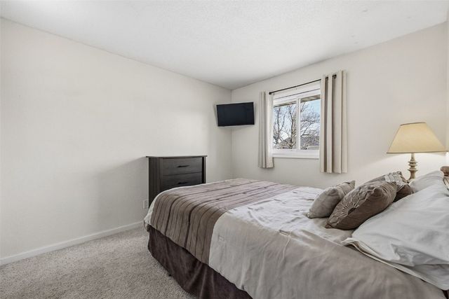 990 S 5th St, Marion, IA 52302