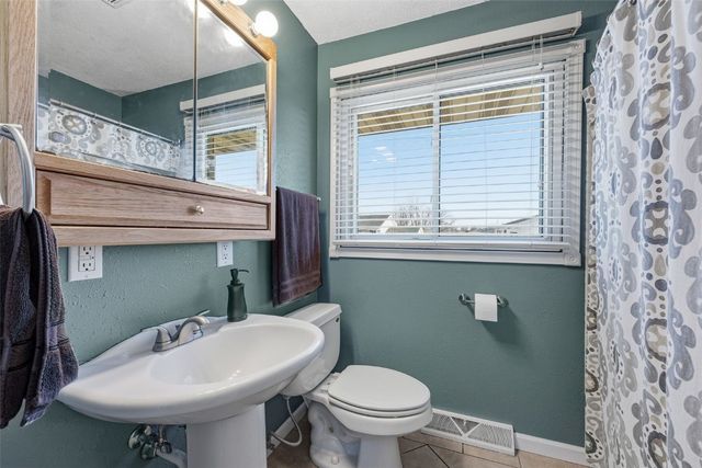 990 S 5th St, Marion, IA 52302