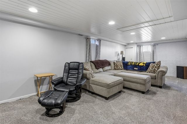 990 S 5th St, Marion, IA 52302