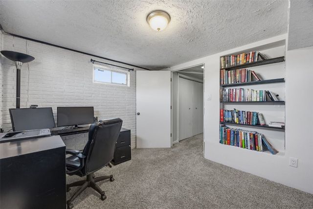 990 S 5th St, Marion, IA 52302