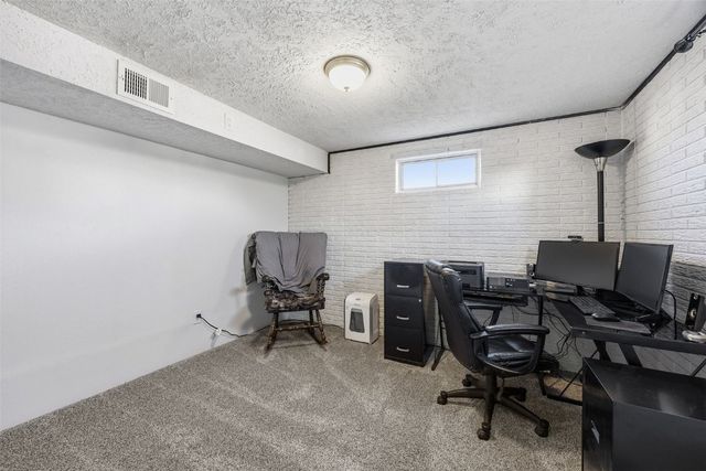 990 S 5th St, Marion, IA 52302