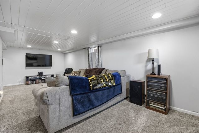 990 S 5th St, Marion, IA 52302