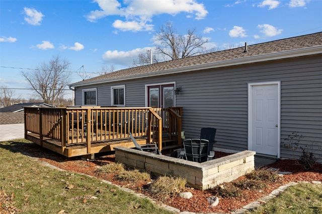 990 S 5th St, Marion, IA 52302