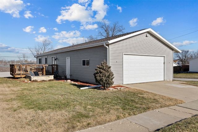 990 S 5th St, Marion, IA 52302