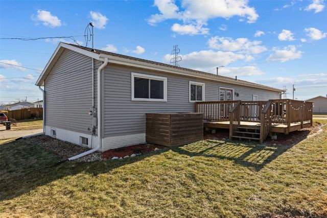 990 S 5th St, Marion, IA 52302