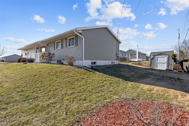 990 S 5th St, Marion, IA 52302