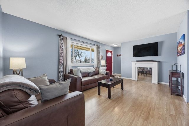 990 S 5th St, Marion, IA 52302