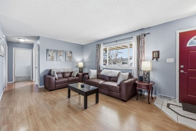 990 S 5th St, Marion, IA 52302