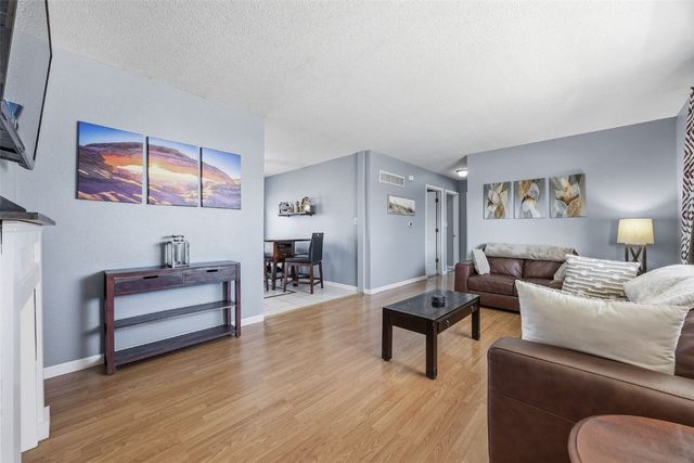 990 S 5th St, Marion, IA 52302