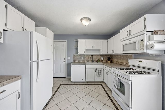 990 S 5th St, Marion, IA 52302