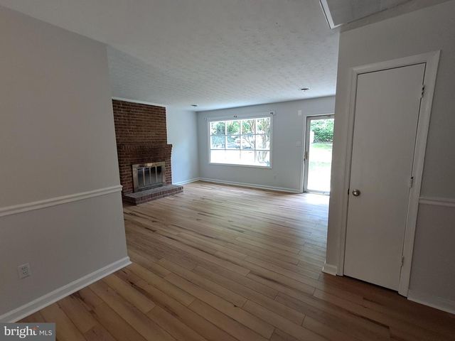 10 HICKORY RIDGE DR, Fredericksburg, VA 22405