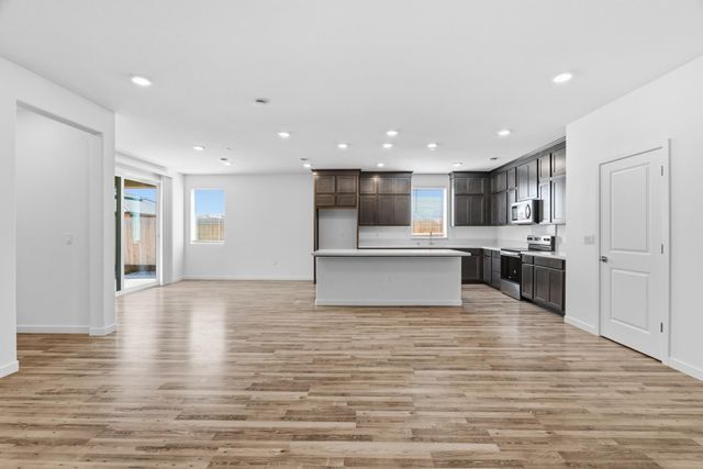 8256 Seahorse Way, Elk Grove, CA 95757