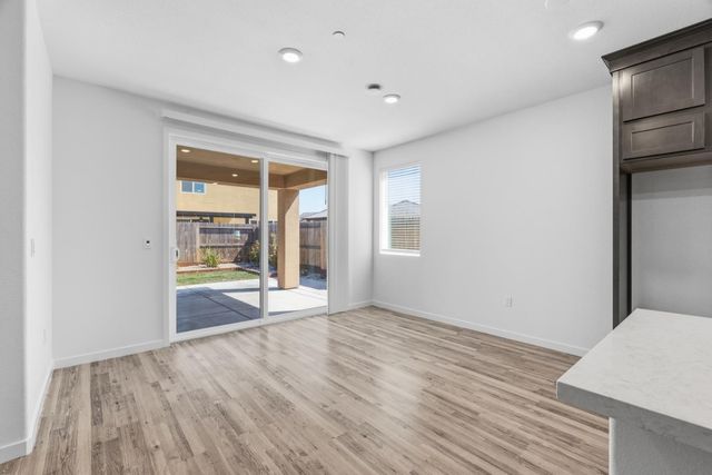 8256 Seahorse Way, Elk Grove, CA 95757