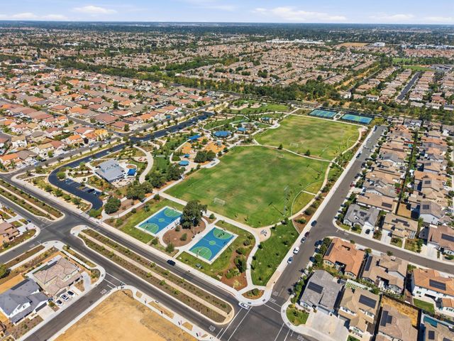 8256 Seahorse Way, Elk Grove, CA 95757