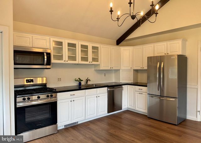 284 S DEVON AVE, Wayne, PA 19087
