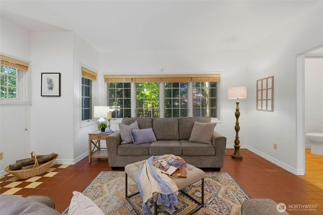 306 Keach Loop, Steilacoom, WA 98388