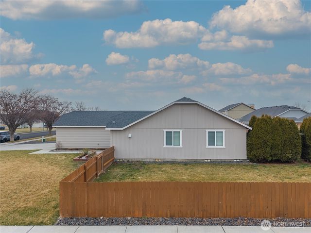 1412 E Megan Drive, Moses Lake, WA 98837