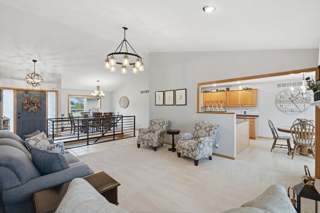 1991 Streamside Drive, Bettendorf, IA 52722